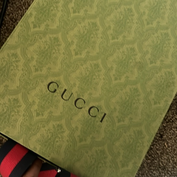 Over shoulder GG black sling BackPack - Picture 3 of 4